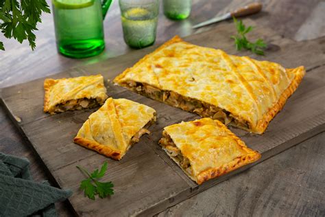 Empanada gallega de pollo recién horneada