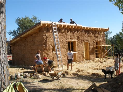 Ejemplos de casas construidas con bioconstrucción en El Manzano, mostrando el uso de barro, paja y materiales reciclados
