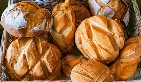 foto de diferentes tipos de pan artesanal de masa madre