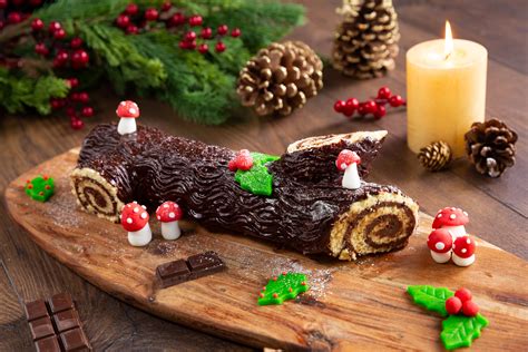 Collage de diferentes tipos de Troncos de Navidad modernos (chocolate, frutas, helado)