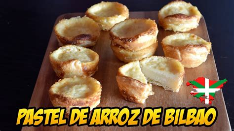 Ilustración de un pastel de arroz de Bilbao en molde grande y pastelitos individuales