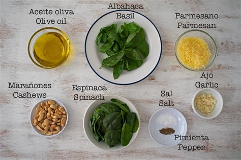 Esquema de los ingredientes del pesto de rúcula dispuestos sobre una tabla de madera