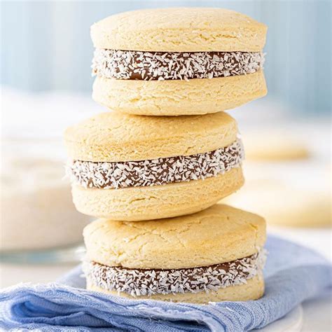 Alfajores de maicena recién preparados espolvoreados con azúcar impalpable