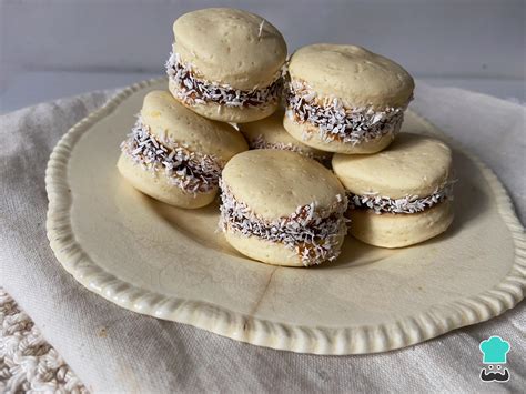 Plato con varios alfajores de maicena rellenos de manjar blanco y decorados