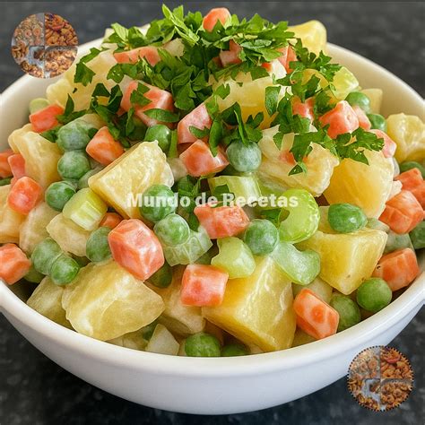 Ilustración de los ingredientes frescos para la ensalada: papas, zanahorias, huevos, apio, cebolla blanca, lechuga.