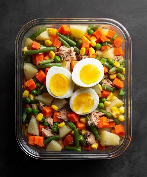 Fotografía de papas y huevos duros cortados en cubos, listos para mezclar.