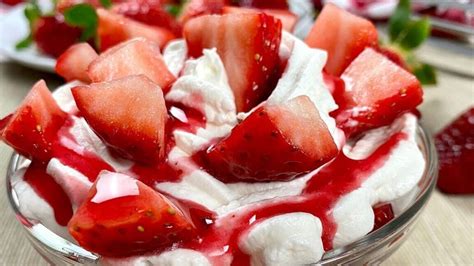 Frutillas frescas dispuestas sobre la capa de crema en la tarta