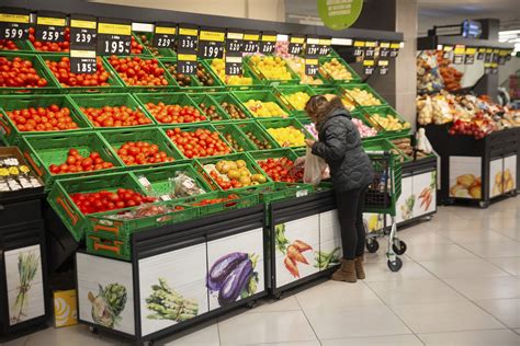 Foto: Expositores de pasas en un supermercado destacando sus beneficios saludables