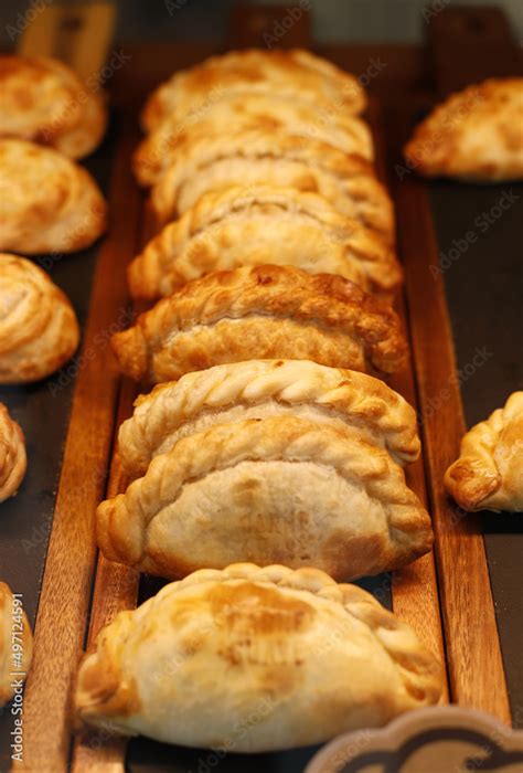 Empanadas recién horneadas en bandeja