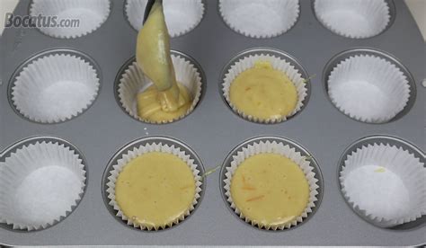 Masa de magdalenas preparada en moldes de papel antes de hornear