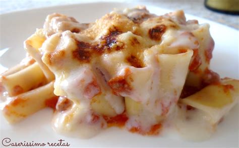 Plato final de mostacholes gratinados con salsa boloñesa y salsa blanca