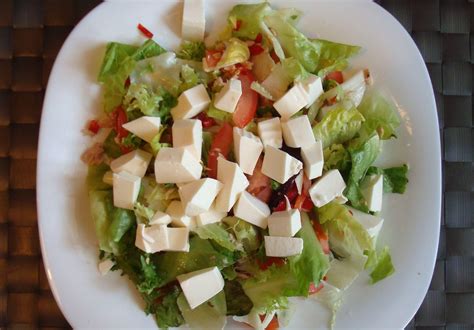 Ensalada fresca con queso en cubos y crutones