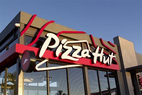 Logo histórico de Pizza Hut o foto de un restaurante Pizza Hut tradicional en sus primeros años