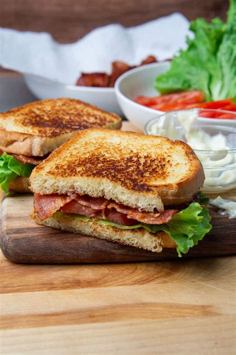 Foto de un sándwich BLT con tocineta crujiente y tomates frescos