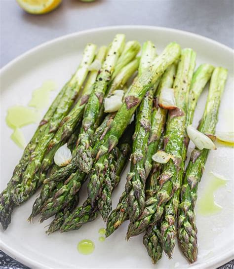 Fotografía de un plato de espárragos asados al horno con limón