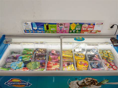 Supermercado sección de helados con variedad de marcas y formatos