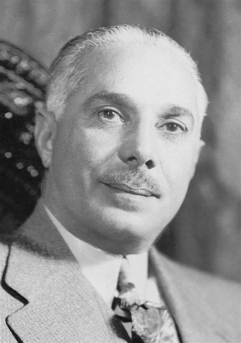 Fotografía de Rafael Leónidas Trujillo y la bandera dominicana