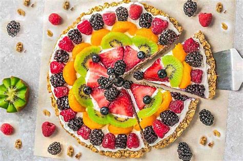 Pizza de frutas terminada con varias frutas