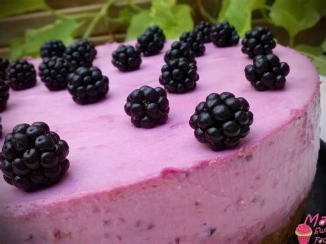Pastel de moras sin horno y sin azúcar cortado en porciones con decoración de moras y frutos secos