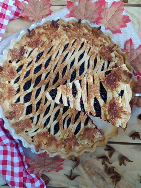 Tarta de moras con masa quebrada recién salida del horno