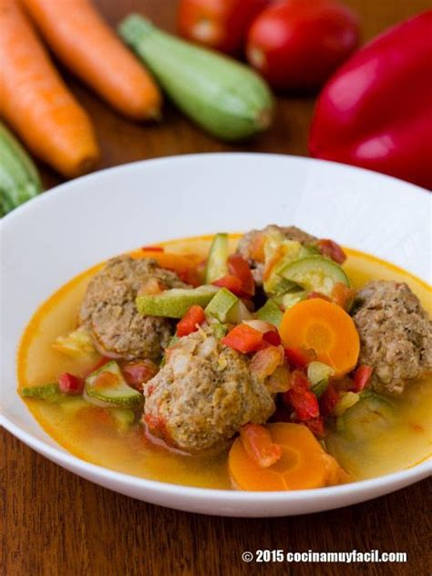 Cazuela de albóndigas con verduras humeante