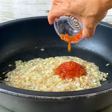 Sofrito de cebolla, ajo y pimentón en una olla