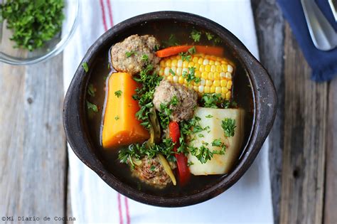 Plato servido de cazuela de albóndigas con vegetales
