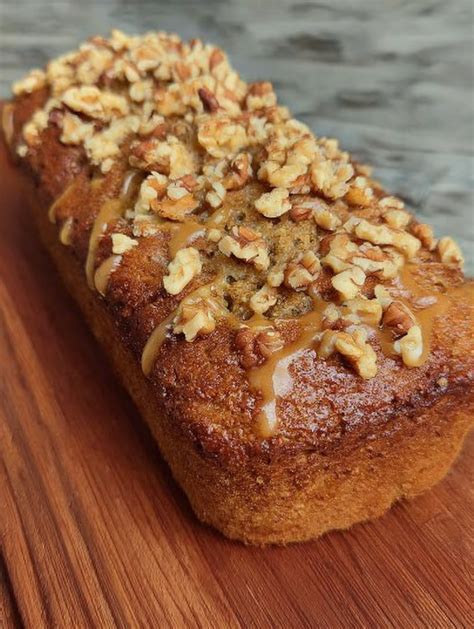 Queque de nueces recién horneado y cortado en rebanadas