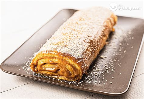 Pionono dulce con relleno de dulce de leche y decoración