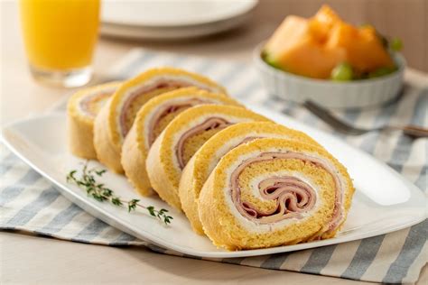 Pionono salado con relleno de jamón, queso y verduras