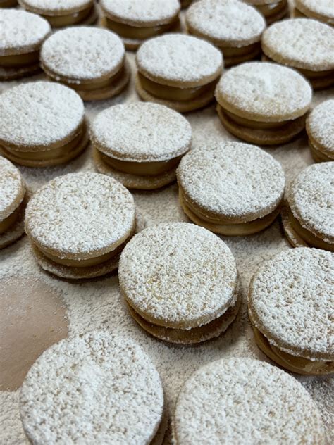 Alfajores recién horneados en una bandeja.