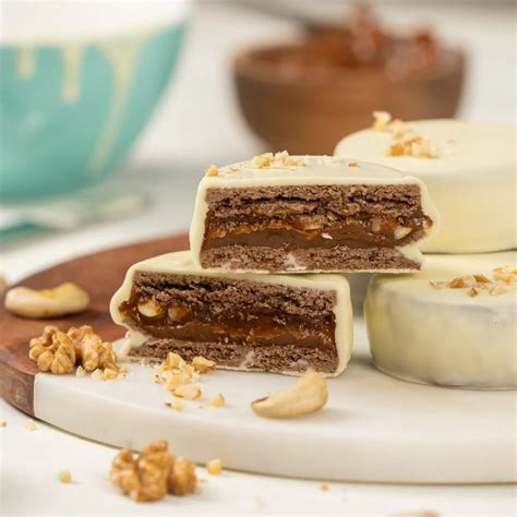 Variedad de dulces y coberturas para rellenar los alfajores.