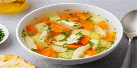 Consomé de pollo caliente servido en taza