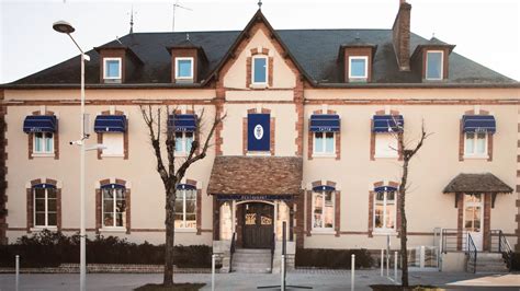 Ilustración histórica del Hotel Tatin en Lamotte-Beuvron, Francia, donde nació la receta en 1889.