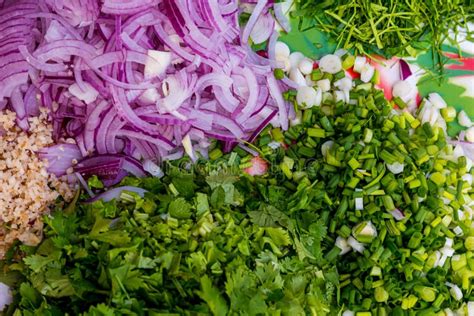 Cilantro fresco y cebolla picada para la preparación de la salsa verde