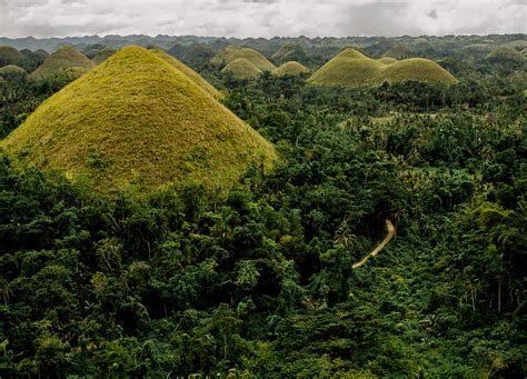 Vista panorámica de las Colinas de Chocolate en Bohol, Filipinas, durante la estación seca, mostrando su coloración marrón característica.