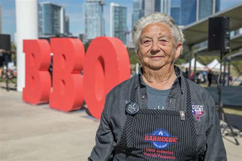 Retrato de Tootsie Tomanetz en Snow's BBQ