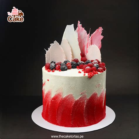 collage fotográfico mostrando un Naked Cake decorado con frutos rojos y un Drip Cake con detalles metálicos