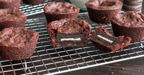 Foto de brownies individuales de Oreo presentados en una mesa de postres.