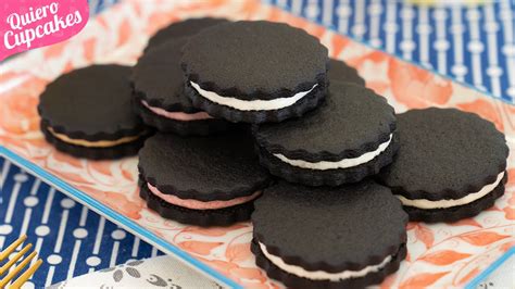 Varias galletas Oreo caseras apiladas, mostrando el relleno y la textura de la galleta.