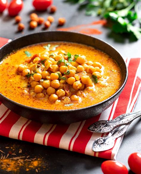 Plato de chana masala con garbanzos