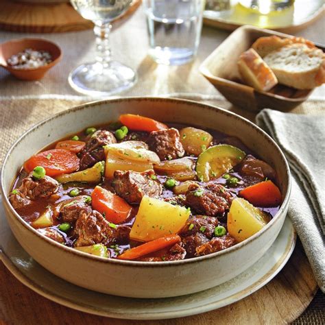 Plato de estofado de carne con puerro en un ambiente cálido