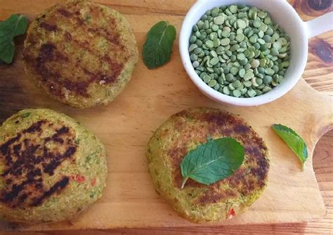 Ingredientes frescos para hamburguesas de arvejas: zanahorias, papas, arvejas