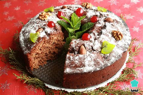 Torta negra navideña con frutas maceradas y glaseado