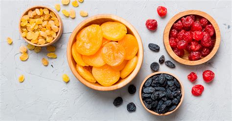 Frutas deshidratadas macerándose en ron y vino en un frasco de vidrio