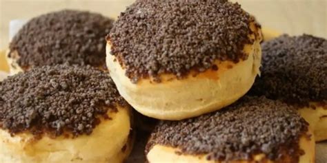 Tortitas negras argentinas en una bandeja, listas para consumir