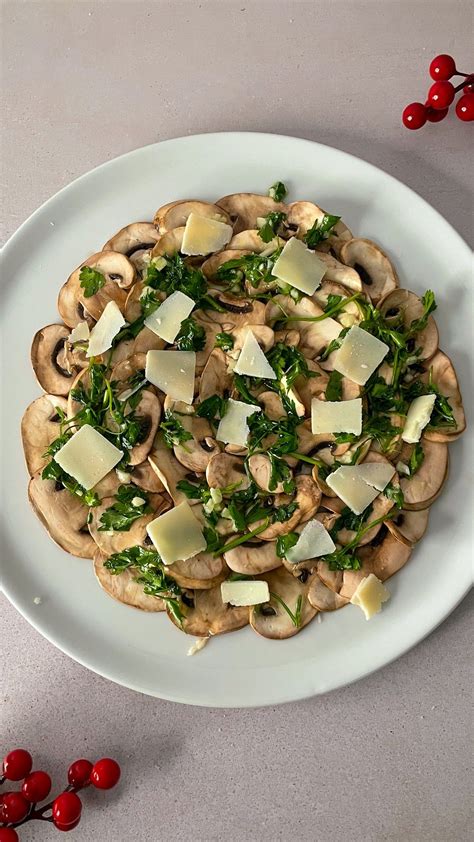 Plato de carpaccio de champiñones vegano con frutos rojos y aceite de oliva