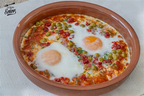 Plato de huevos al plato con chorizo y vegetales