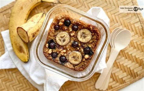 Foto de avena horneada vegana con plátano y arándanos