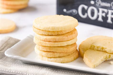 Bandeja con galletas caseras finas y doradas, listas para servir.